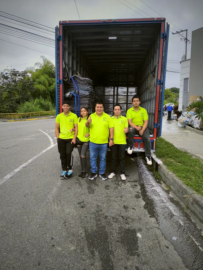 Equipo uniformado frente a un furgón abierto