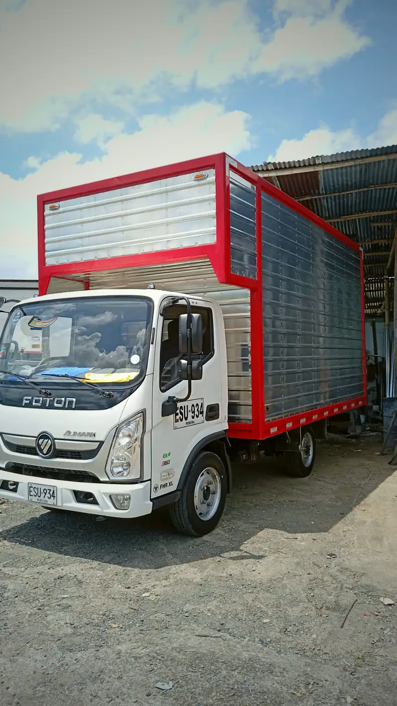 Camión Foton con carrocería metálica roja y plateada